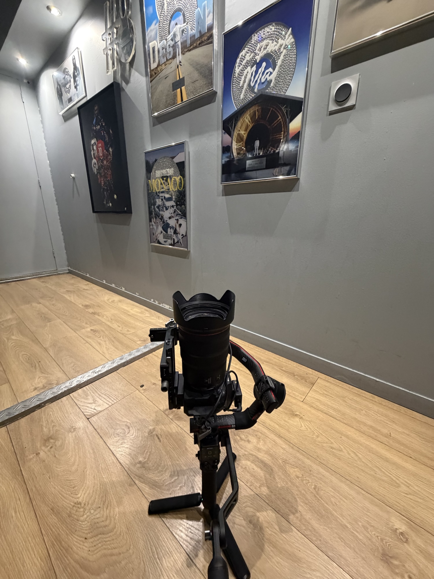 Caméra montée sur un stabilisateur (gimbal) posée au sol, prête à filmer